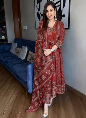 Floral printed cotton v neck red kurta trouser & dupatta set 2