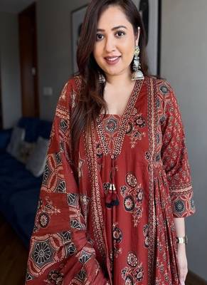 Floral printed cotton v neck red kurta trouser & dupatta set 4