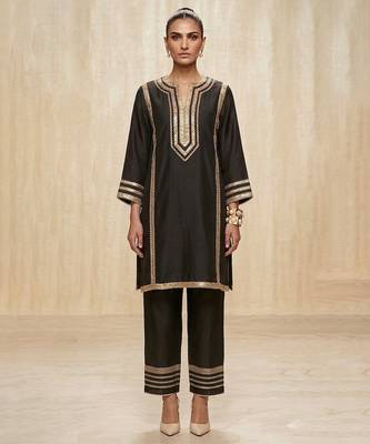Black embroidered chanderi silk kurta set 1