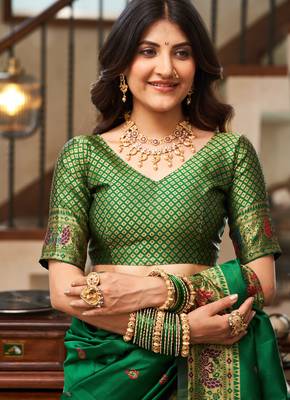 Green silk blend banarasi saree with unstitched blouse piece 5