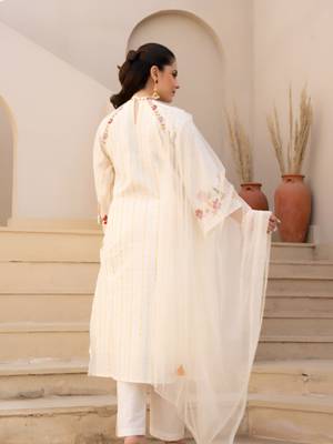 White floral embroidered cotton kurta set with net dupatta 5