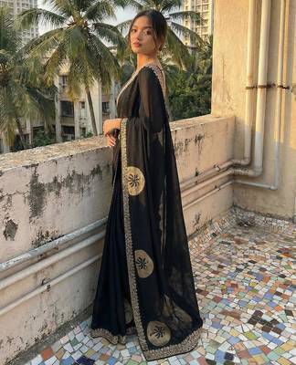 Women's embroidered silk blend saree 3