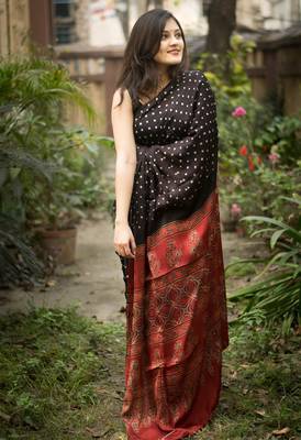 Black printed satin saree with blouse piece 4