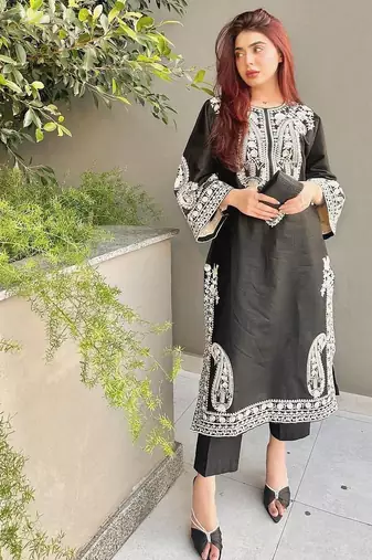 Womenes new trendy heavy embroidery work kurta set