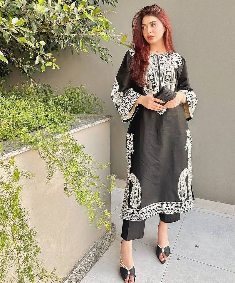 Womenes new  trendy heavy embroidery work kurta set