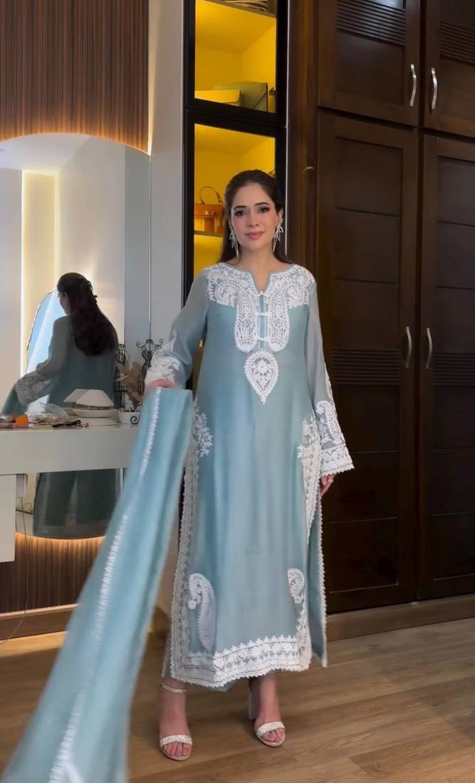 Womenes new  trendy heavy embroidery work kurta set