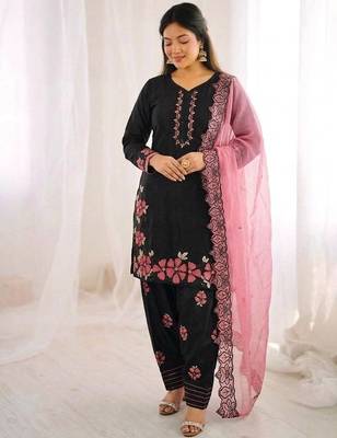 Black Roman Glass Silk Embroidered Kurta Set with Pink Dupatta and farsi salwar 3
