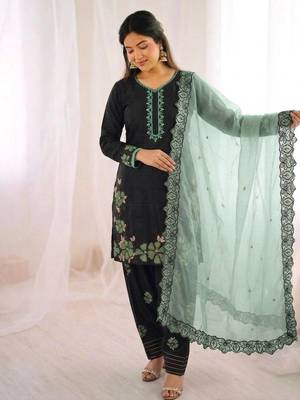 Black Roman Glass Silk Embroidered Kurta Set with green Dupatta and farsi salwar 2
