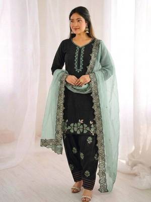 Black Roman Glass Silk Embroidered Kurta Set with green Dupatta and farsi salwar 3