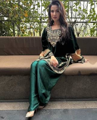 Teal blue velvet embroidered kurta set 2