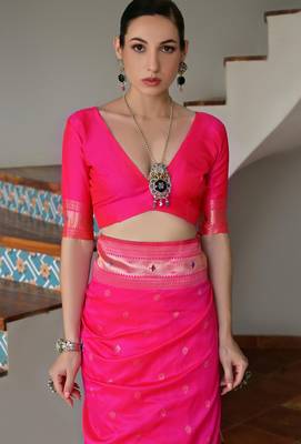 rani pink silk blend paithani woven saree with blouse 5