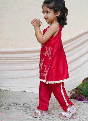 Red embroidered chanderi kurti set 2