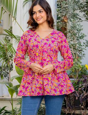 Womens magenta self design cotton fabric kurtis 3/4 sleeves v-neck 2