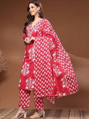 Womens red self design cotton fabric kurta set 3/4 sleeves v-neck 3