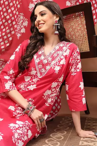 Womens red self design cotton fabric kurta set 3/4 sleeves v-neck