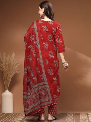Womens red self design cotton fabric kurta set 3/4 sleeves round neck 2