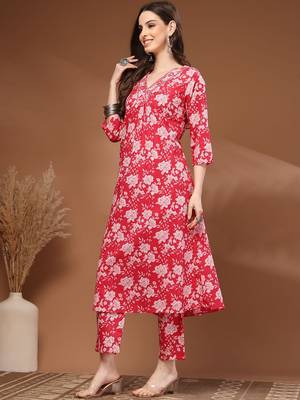 Womens red self design cotton fabric kurta set 3/4 sleeves v-neck 3