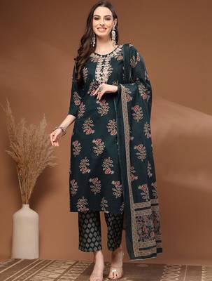 Womens green self design cotton fabric kurta set 3/4 sleeves round neck 1