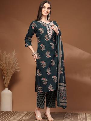 Womens green self design cotton fabric kurta set 3/4 sleeves round neck 3