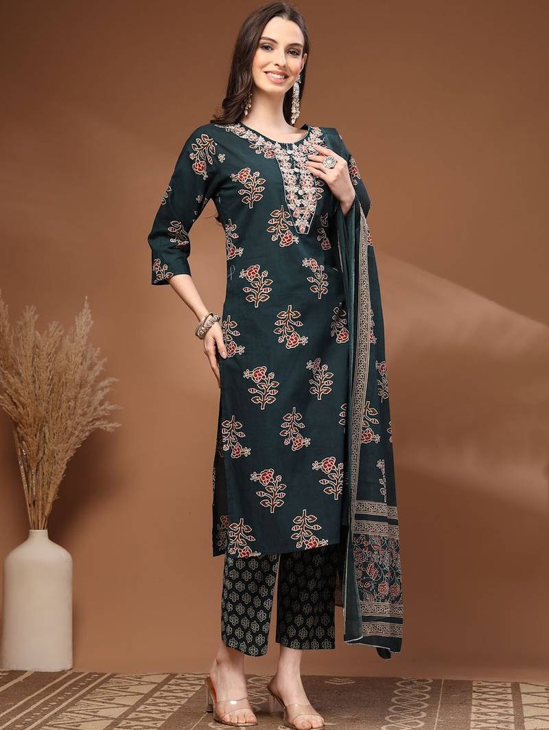 Womens green self design cotton fabric kurta set 3/4 sleeves round neck