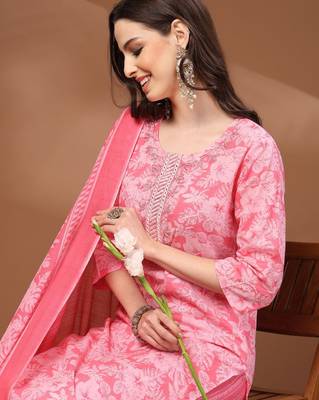 Womens pink self design cotton fabric kurta set 3/4 sleeves round neck 5