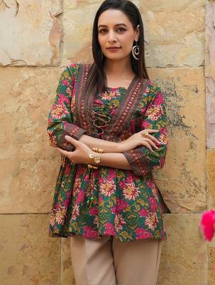 Womens green self design cotton fabric kurtis 3/4 sleeves boat neck 4