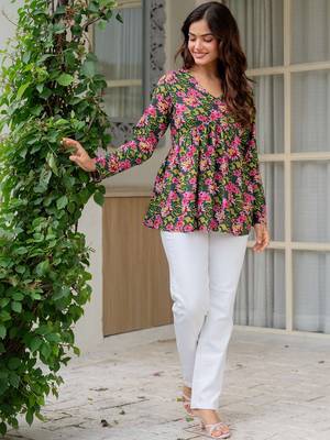 Womens green self design cotton fabric kurtis 3/4 sleeves v-neck 1