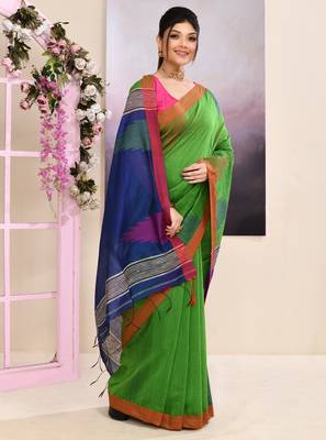Women's green temple border embellished cotton blend jamdani saree 3