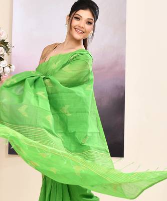 Women's green embellished cotton blend jamdani saree 3