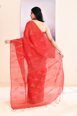 Women's red embellished cotton blend jamdani saree 4