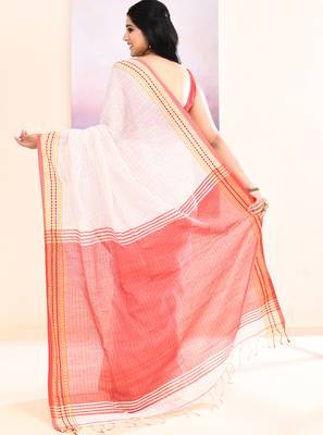 Women's white embellished cotton blend jamdani saree 4