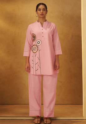 Women pink pure cotton embroidered straight kurta co-ord set 4
