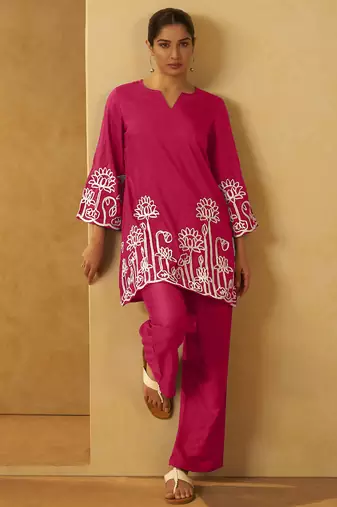 Women pink embroidered cotton blend straight kurta co-ord set