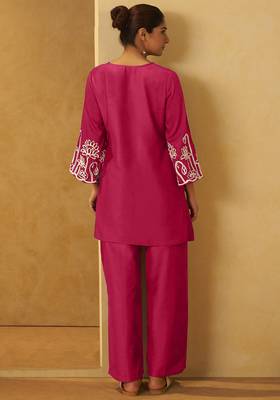 Women pink embroidered cotton blend straight kurta co-ord set 3