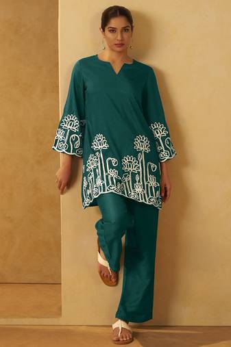 Women dark green embroidered cotton blend straight kurta co-ord set
