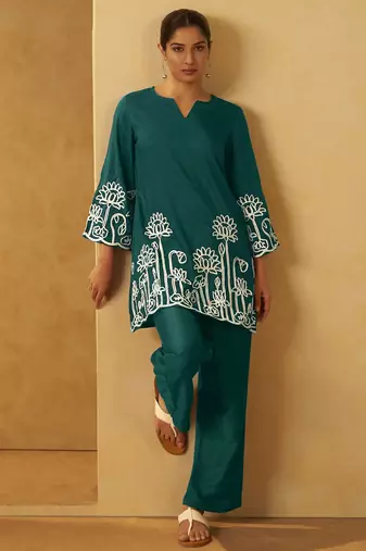 Women dark green embroidered cotton blend straight kurta co-ord set