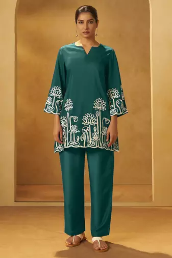 Women dark green embroidered cotton blend straight kurta co-ord set