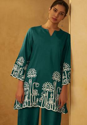 Women dark green embroidered cotton blend straight kurta co-ord set 3