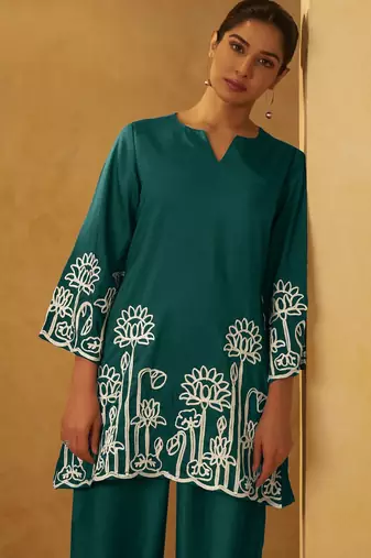 Women dark green embroidered cotton blend straight kurta co-ord set