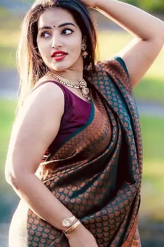 Green silk blend banarasi saree with unstitched blouse piece