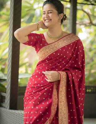 Maroon silk blend banarasi saree with unstitched blouse piece 3