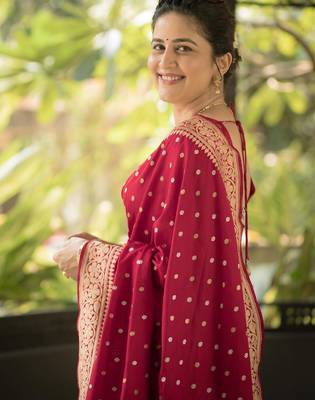 Maroon silk blend banarasi saree with unstitched blouse piece 4