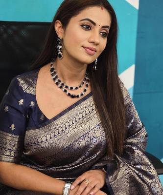 Blue silk blend banarasi saree with unstitched blouse piece 5