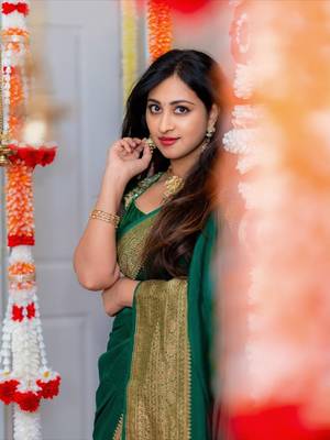 Bottle green silk blend banarasi saree with unstitched blouse piece 4