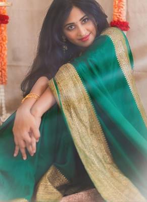 Bottle green silk blend banarasi saree with unstitched blouse piece 5