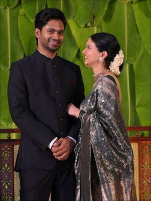 Green silk blend banarasi saree with unstitched blouse piece 3