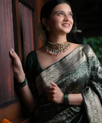 Green silk blend banarasi saree with unstitched blouse piece 5