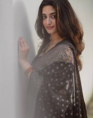 Black silk blend banarasi saree with unstitched blouse piece 2