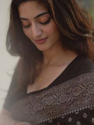 Black silk blend banarasi saree with unstitched blouse piece 3