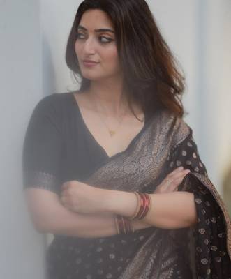 Black silk blend banarasi saree with unstitched blouse piece 4